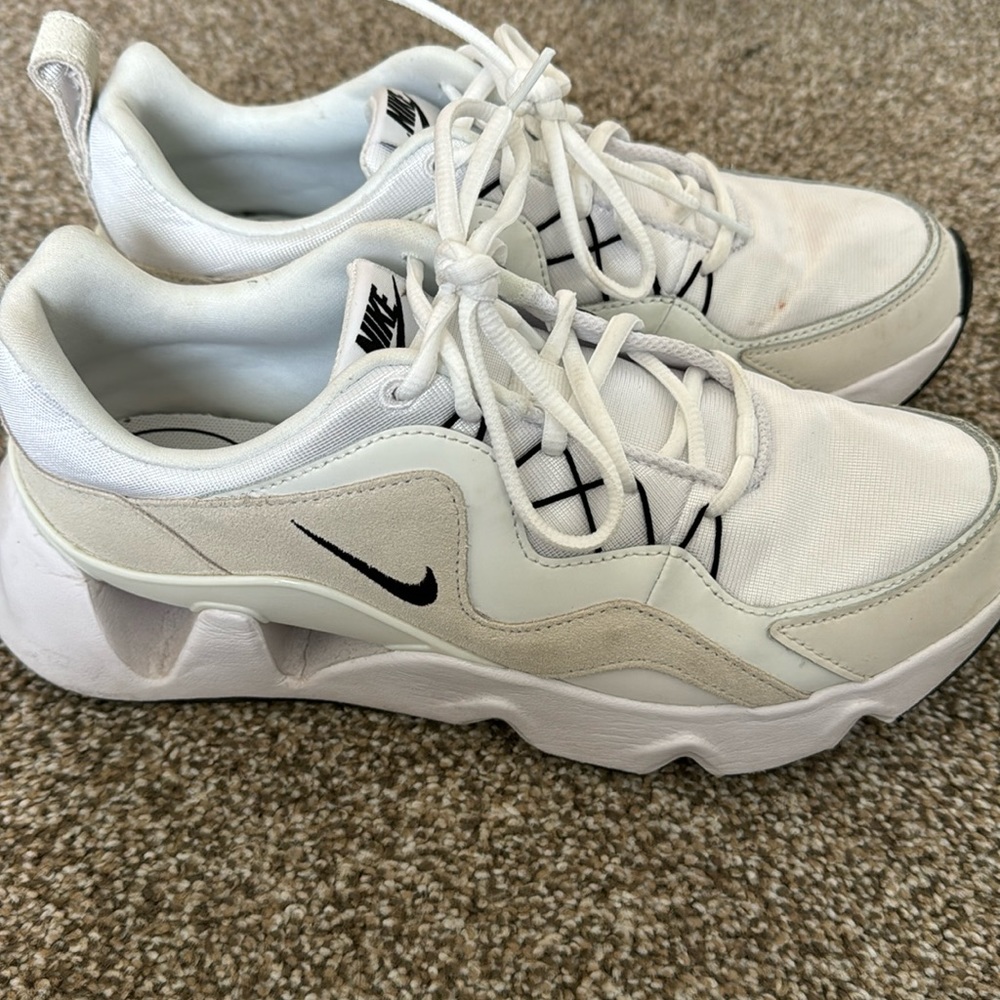 NIKE SNEAKERS SIZE 8.5